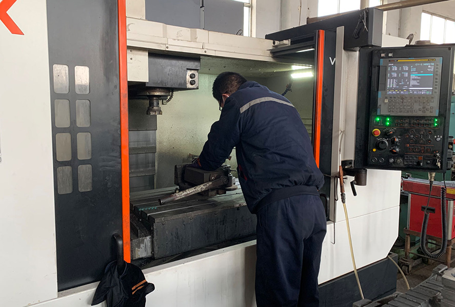 Darbuotojai gamina aukštą tikslių CNC dalių